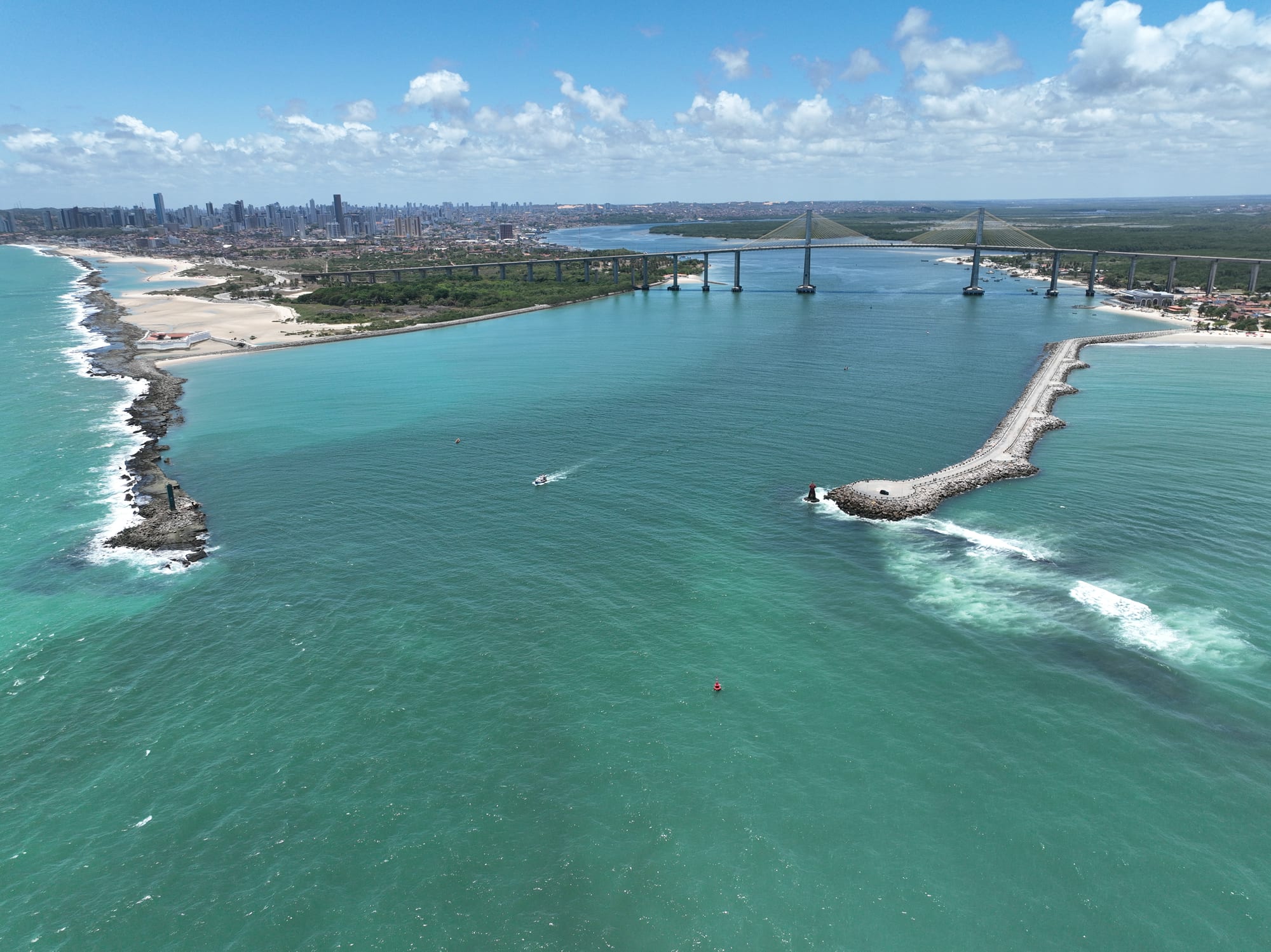 Vista aérea da foz do Rio Potengi, com a Ponte Newton Navarro e a faixa litorânea